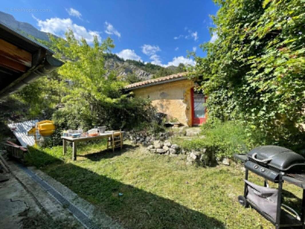 Propriété en pierres avec 2 maisons et 3 hectares de terrain – La Piarre (05) - photo 7