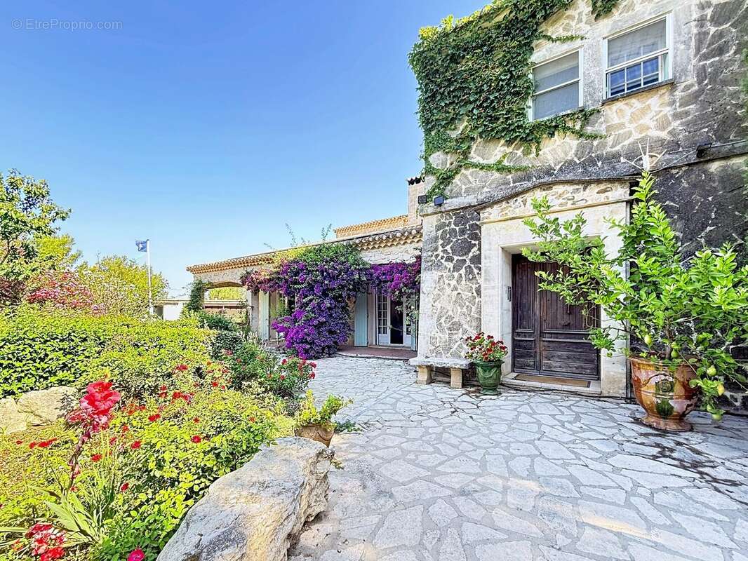 Maison 829 m² à Fontvieille  - photo 3