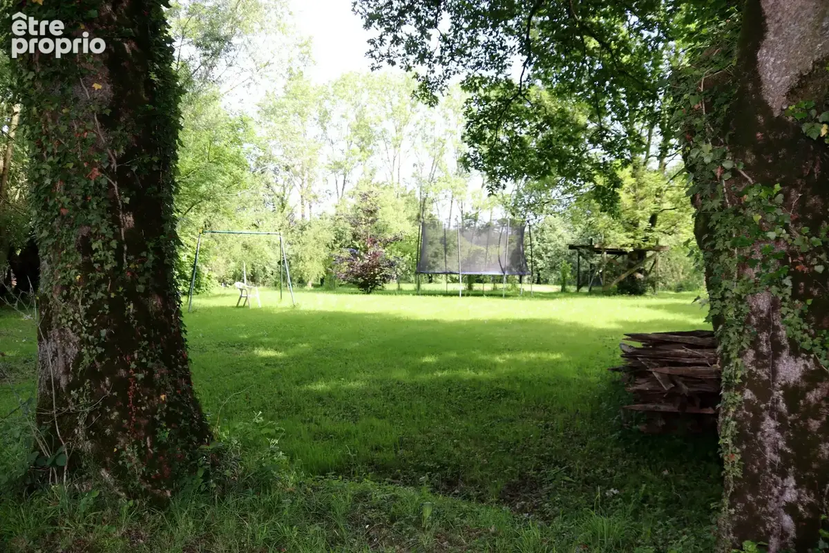 Environnement particulièrement calme avec une magnifique vue dégagée à CURCIAT DONGALON – 181 m² habitables sur 6970 m² de terra - photo 2