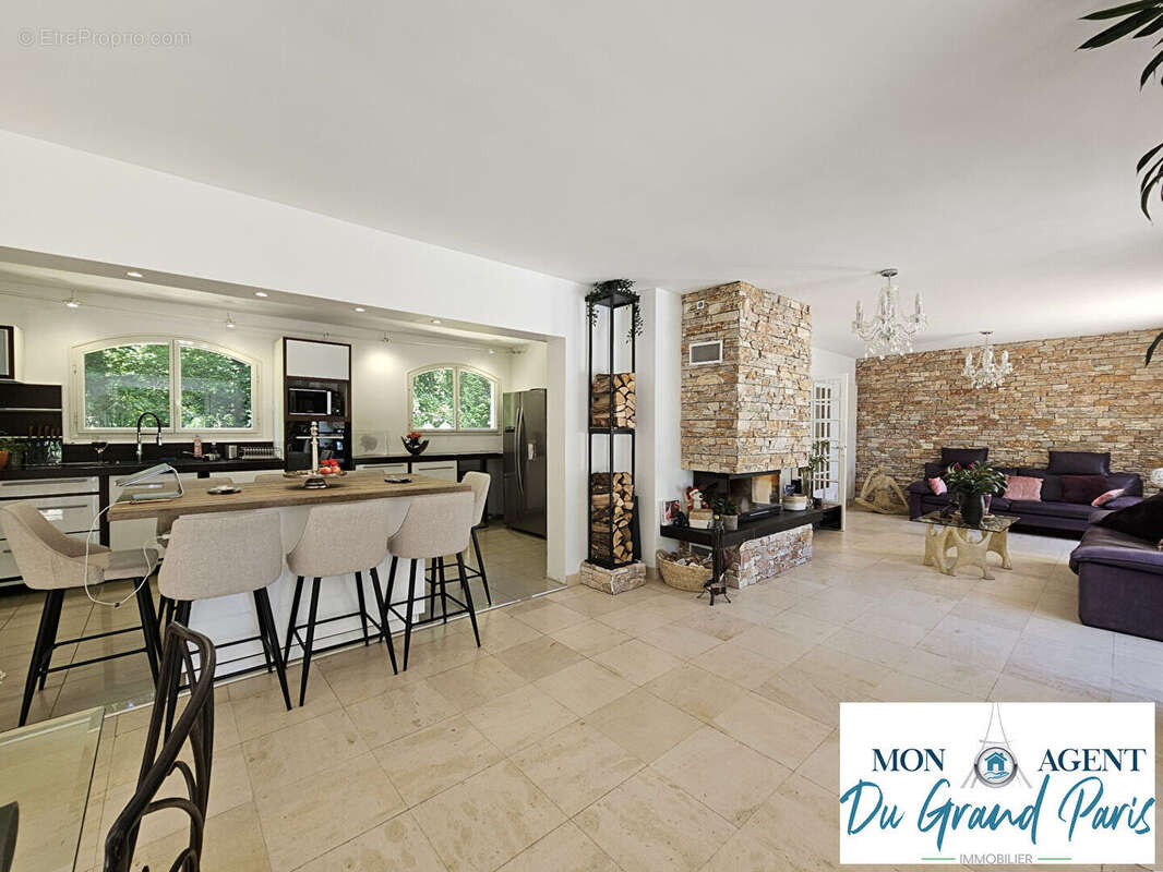 Maison à VERRIERES-LE-BUISSON