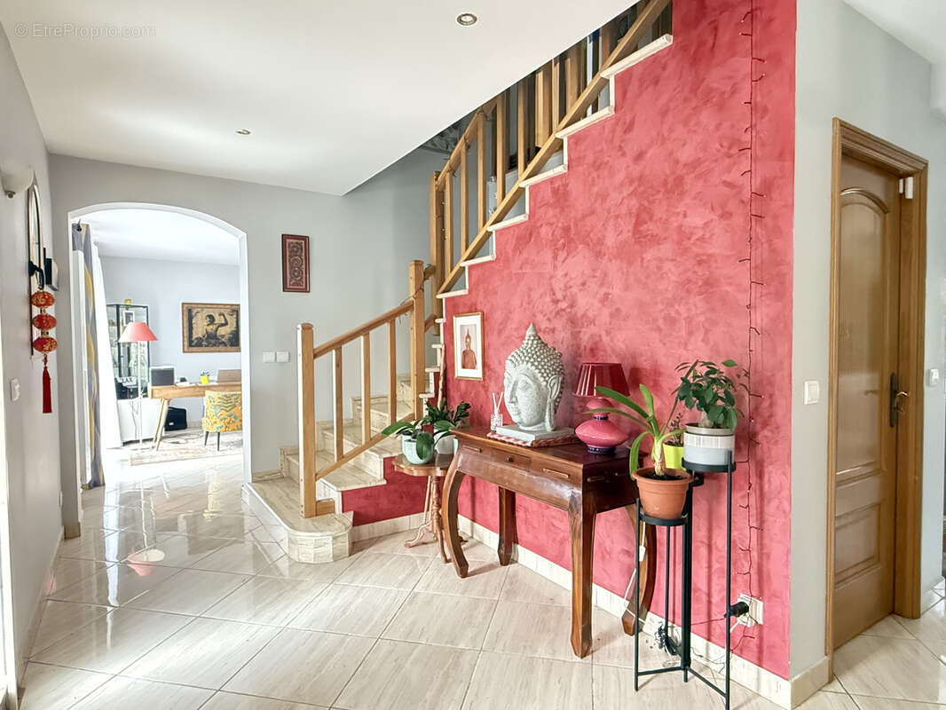 Maison à LA QUEUE-LES-YVELINES