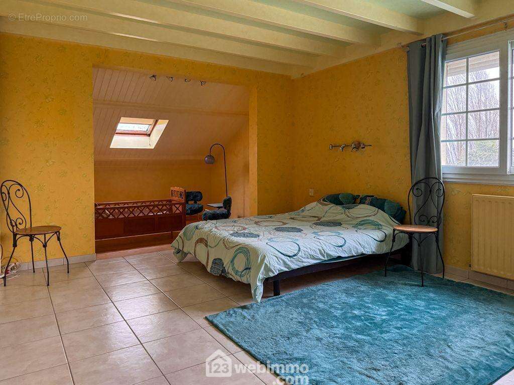 Une chambre de 27m2 - Maison à MENOMBLET