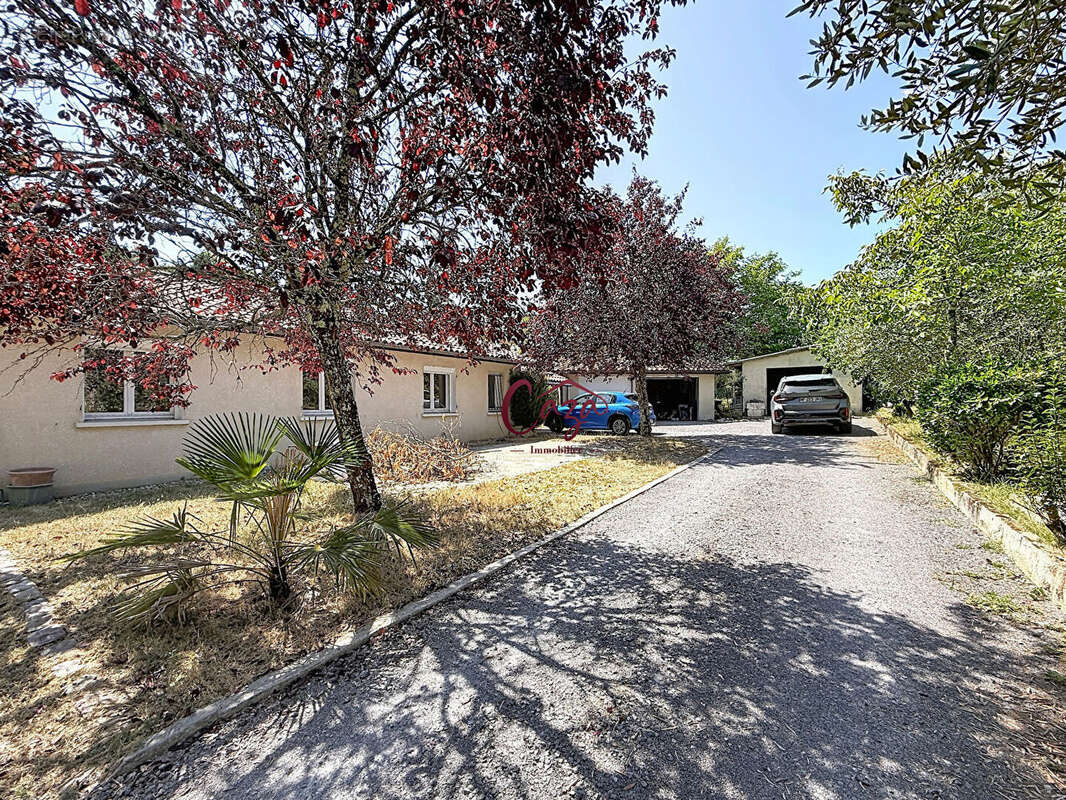 Maison rénovée avec piscine, grands garages et vaste terrain - photo 18