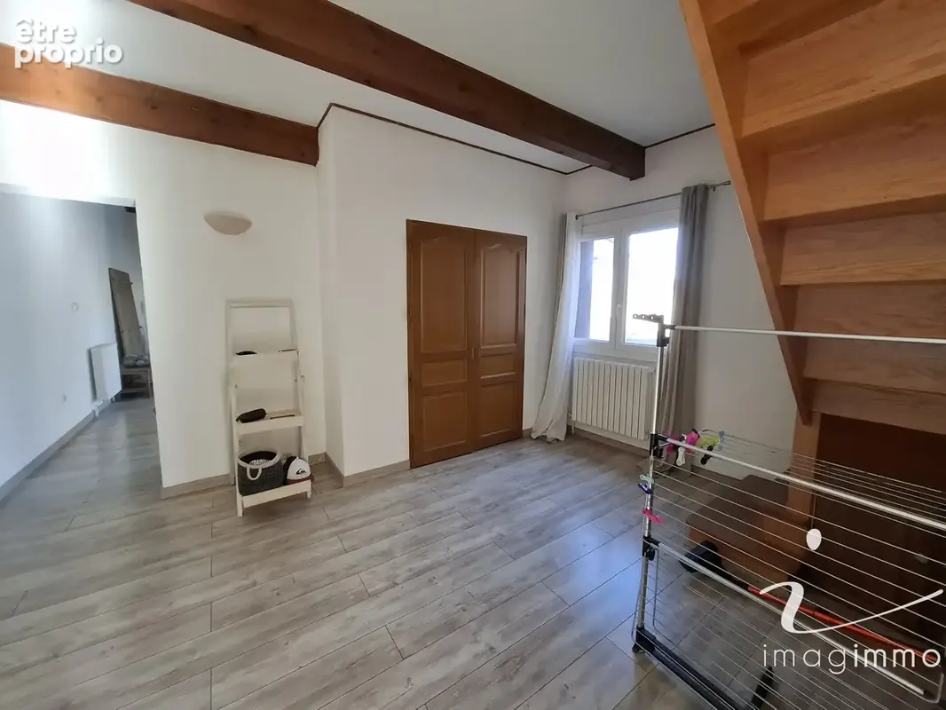 Idéalement placée, découvrez cette spacieuse maison de village avec un garage de 75 m2 ! - photo 5
