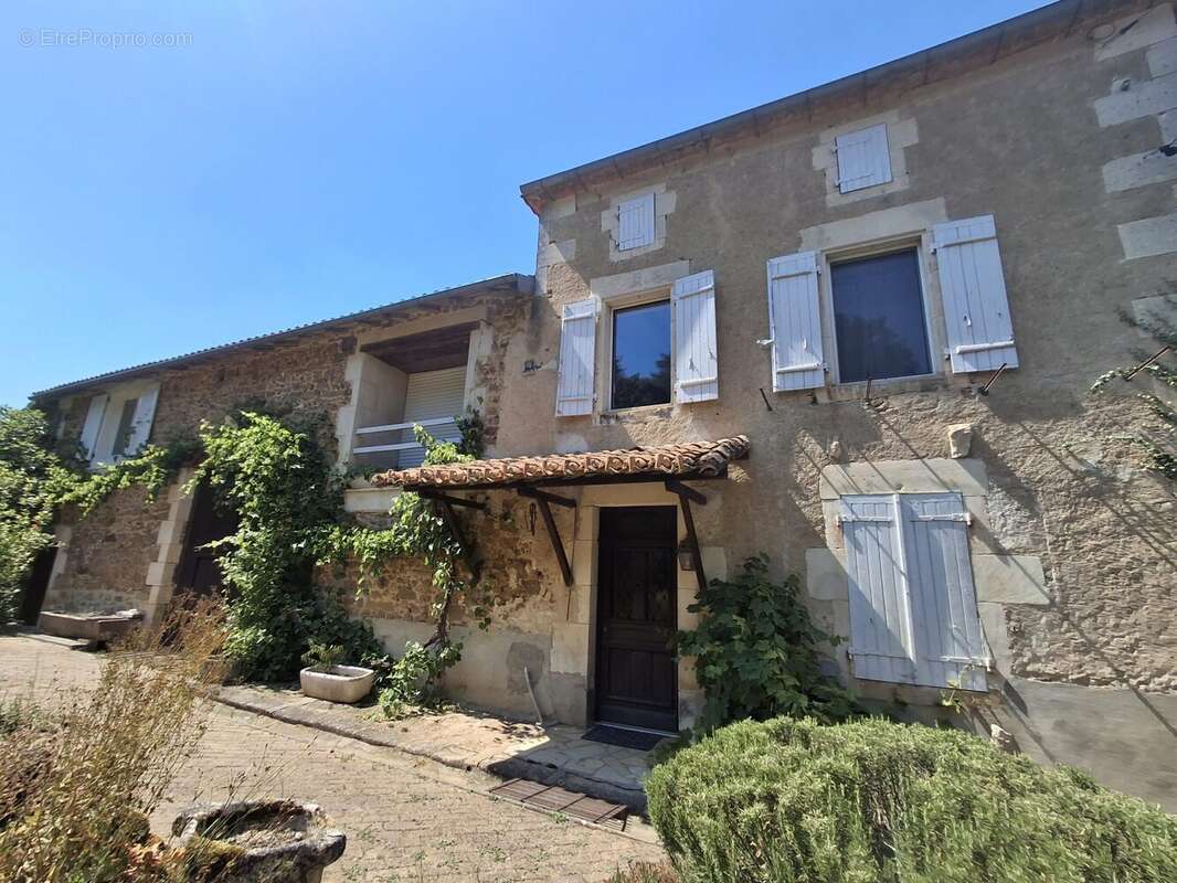 Maison 275 m² à Chasseneuil-Sur-Bonnieure  - photo 5