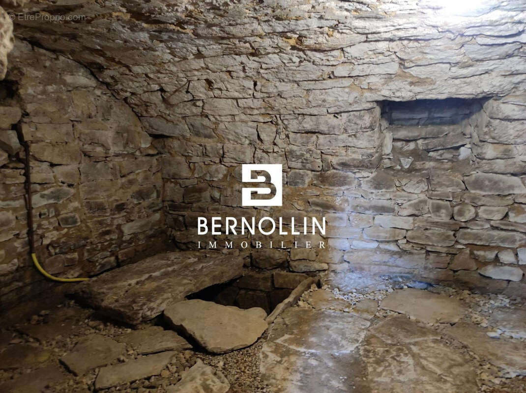 Maison à COURMANGOUX