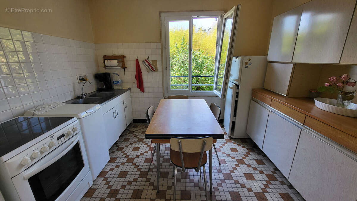 Maison à vendre à Le Palais : cadre idyllique, charme authentique et potentiel à saisir - photo 4