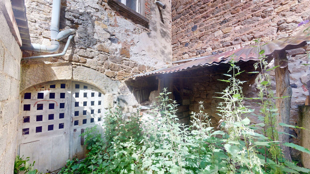Maison avec grange et exterieur, a renover - photo 11