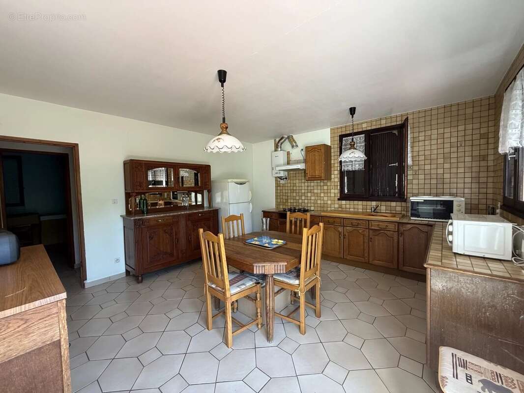 Maison à CAVES