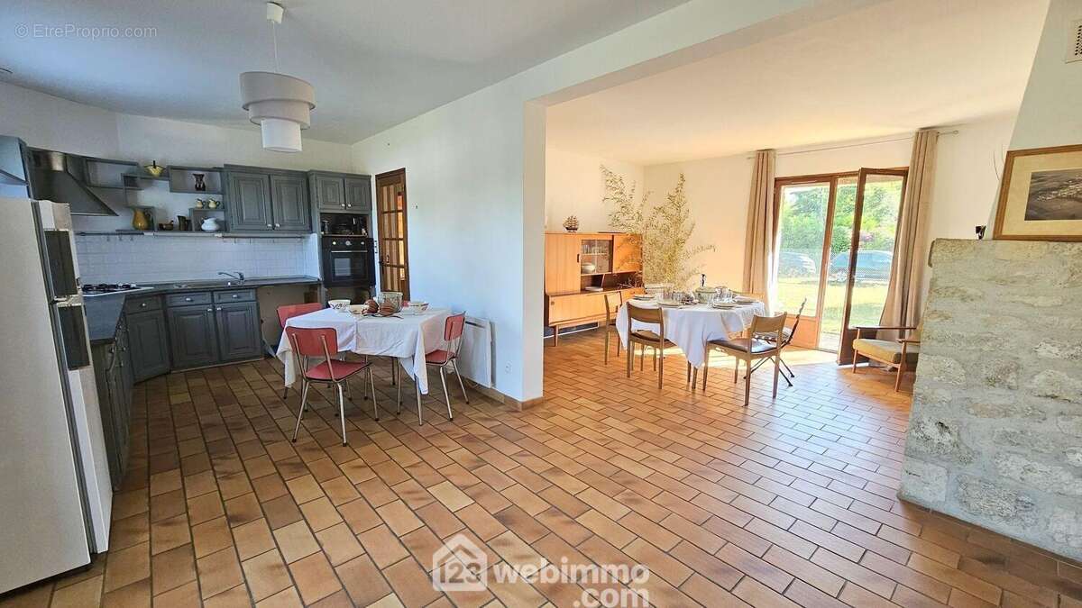 Voici une vue d'ensemble et son accès direct sur la terrasse. - Maison à BOULANCOURT