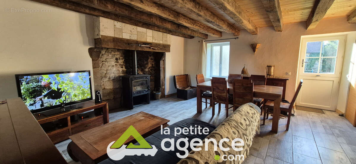 Maison en pierres avec poutres apparentes - photo 2