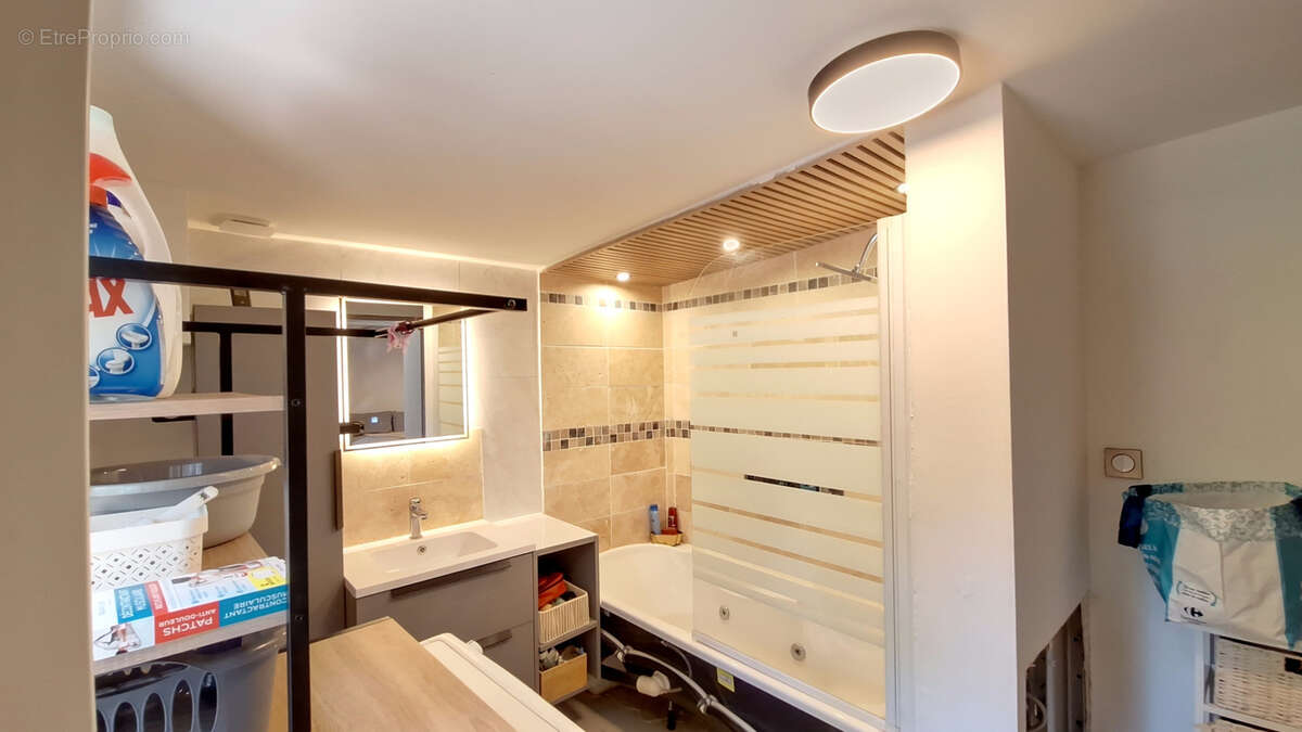 Maison en pierre rénovée avec dépendances et fort potentiel - photo 16