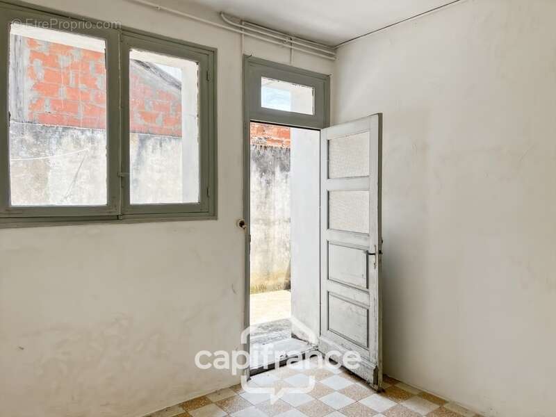 Maison à renover avec fort potentiel, cour et garage - photo 7