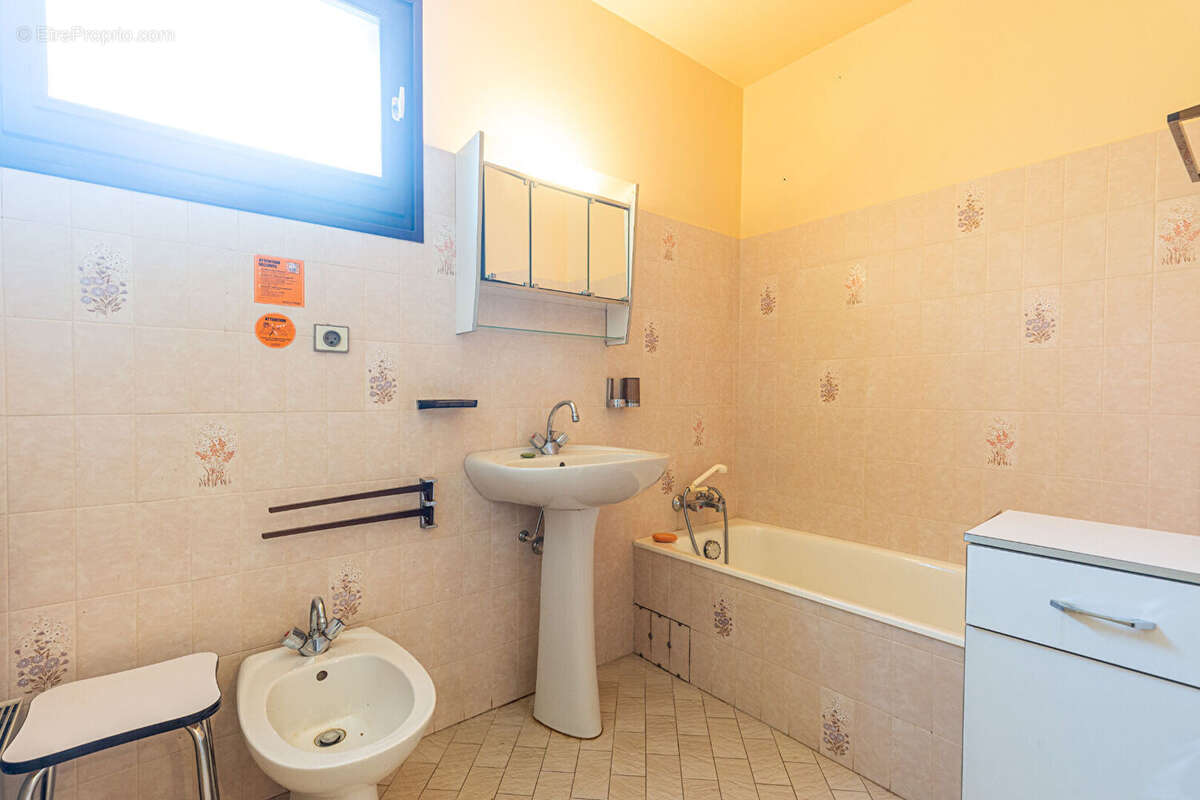Agence immobiliere laforet - exclusivite - "camélia" - annecy-le-vieux - appartement traversant t2 de 59.29m²  -  balcons - cave - photo 8