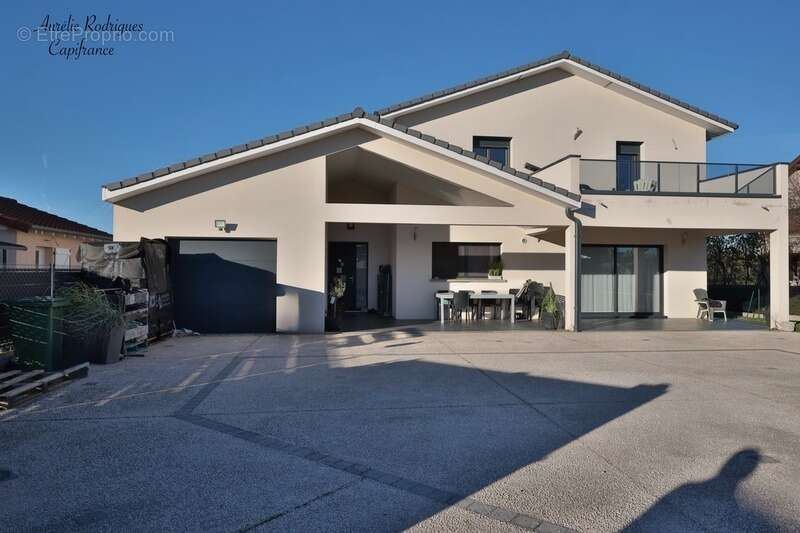 Maison à BAGE-LE-CHATEL