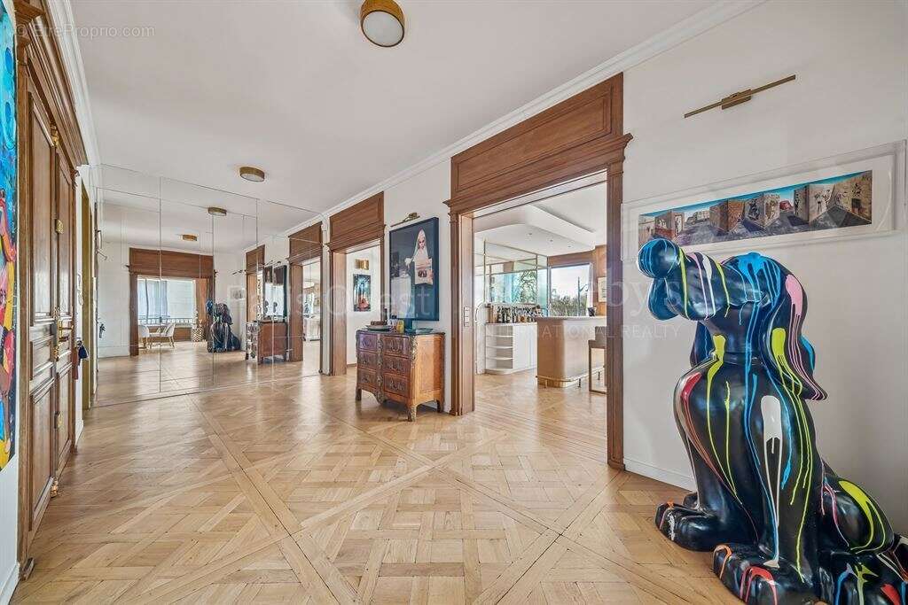 Appartement à PARIS-16E