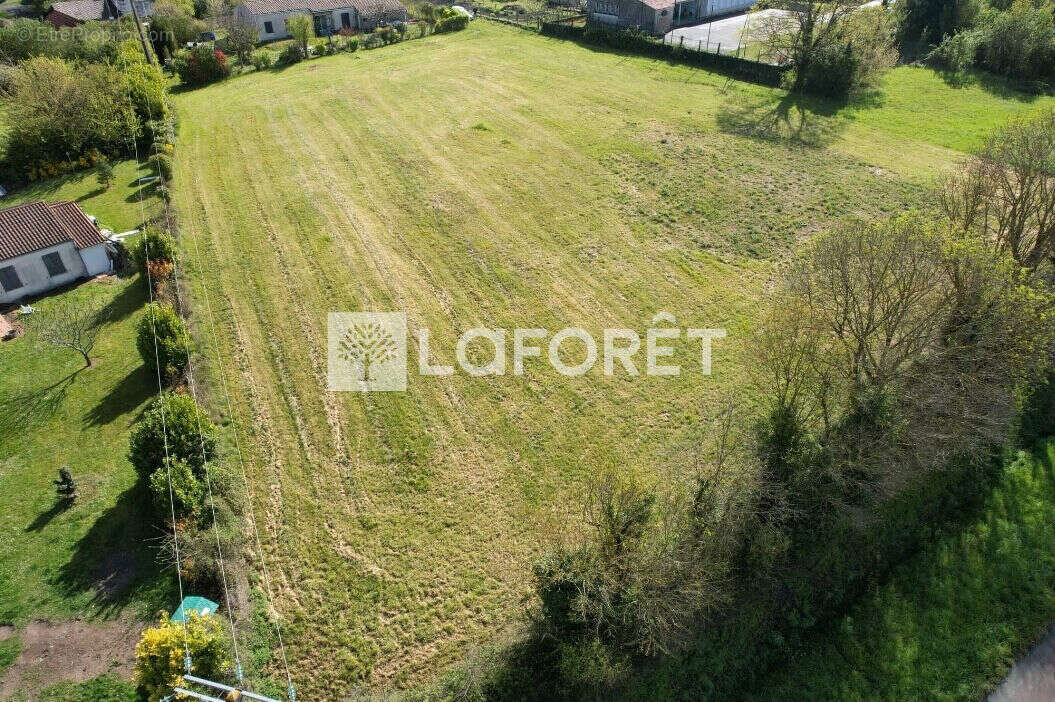 Terrain à LA JARD