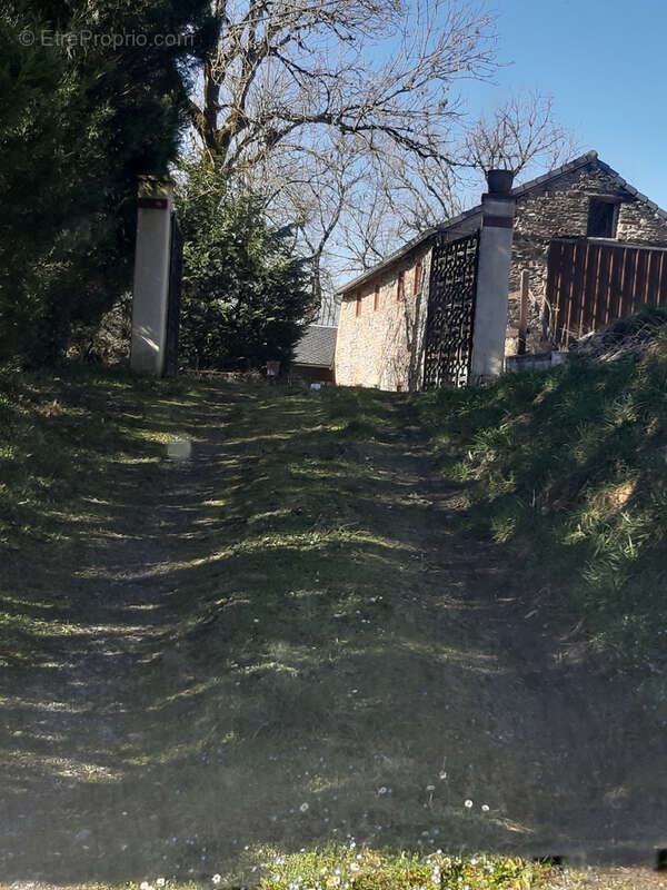 Coup de cœur assuré pour cette propriété de caractère avec grange, écurie et terrain attenant, située dans un - photo 5