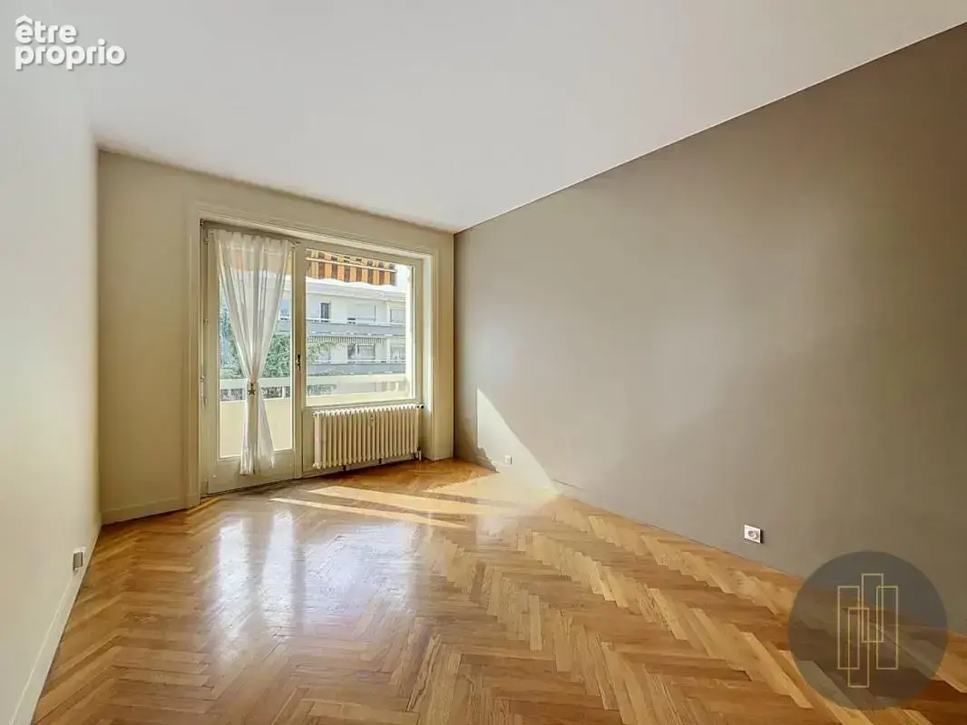 Au cœur de Lyon 6e - T3 au dernier étage avec balcons au sein d'une résidence recherchée - photo 4