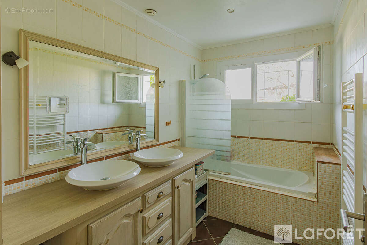 Maison à AMBARES-ET-LAGRAVE