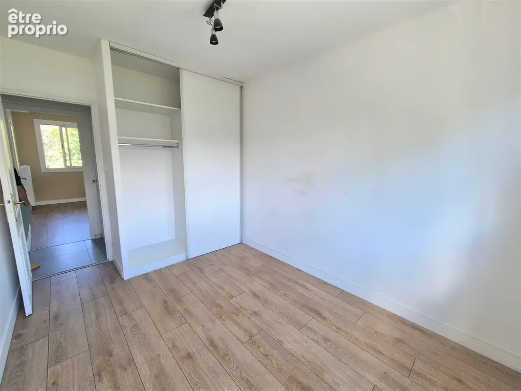 Eybens – t4 73 m² avec vue sur les montagnes, étage élevé, balcon, sejour double et place de parking privative - photo 3