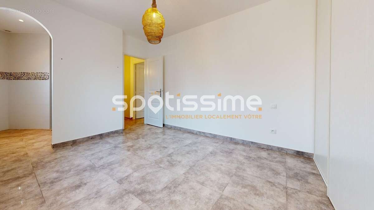 Maison de plain-pied avec piscine lagon sur 915 m² de terrain  Le Grau d'Agde, quartier Baluffe - photo 12
