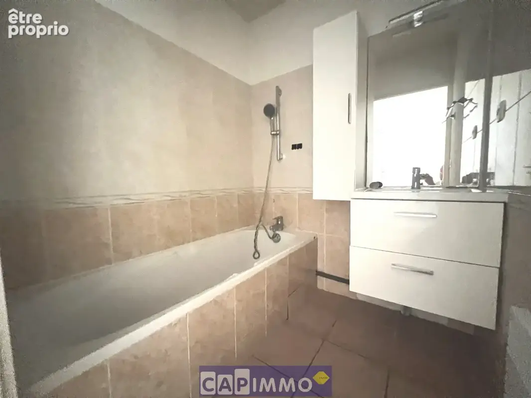 T2 la garde 50m2 petite residence securisee - photo 6