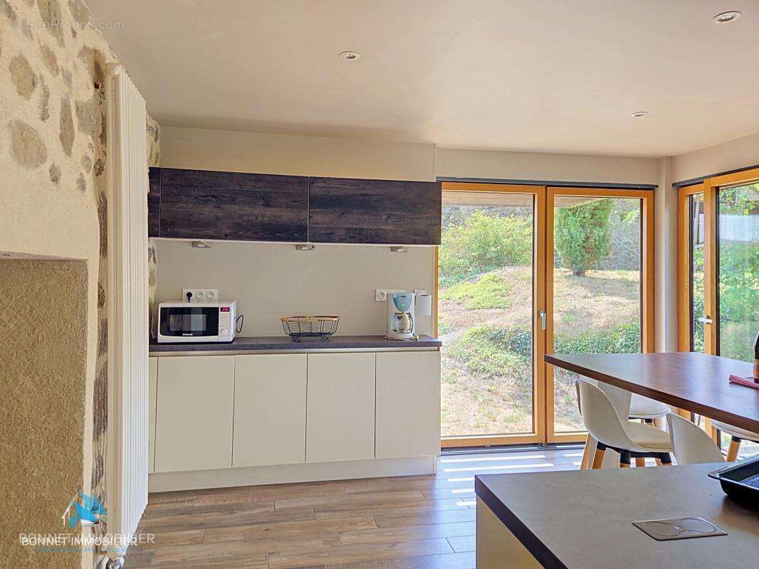 Propriété de caractère de 290 m² constituée d'une maison et d'un gîte de charme - photo 8