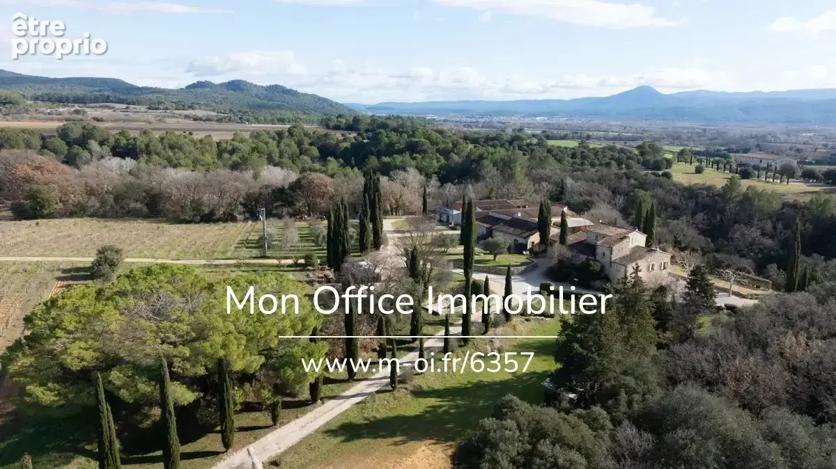 Référence : 6357-EHA. - Propriété du 16 ème siècle avec domaine viticole proche d’Aix-en-Provence - photo 2