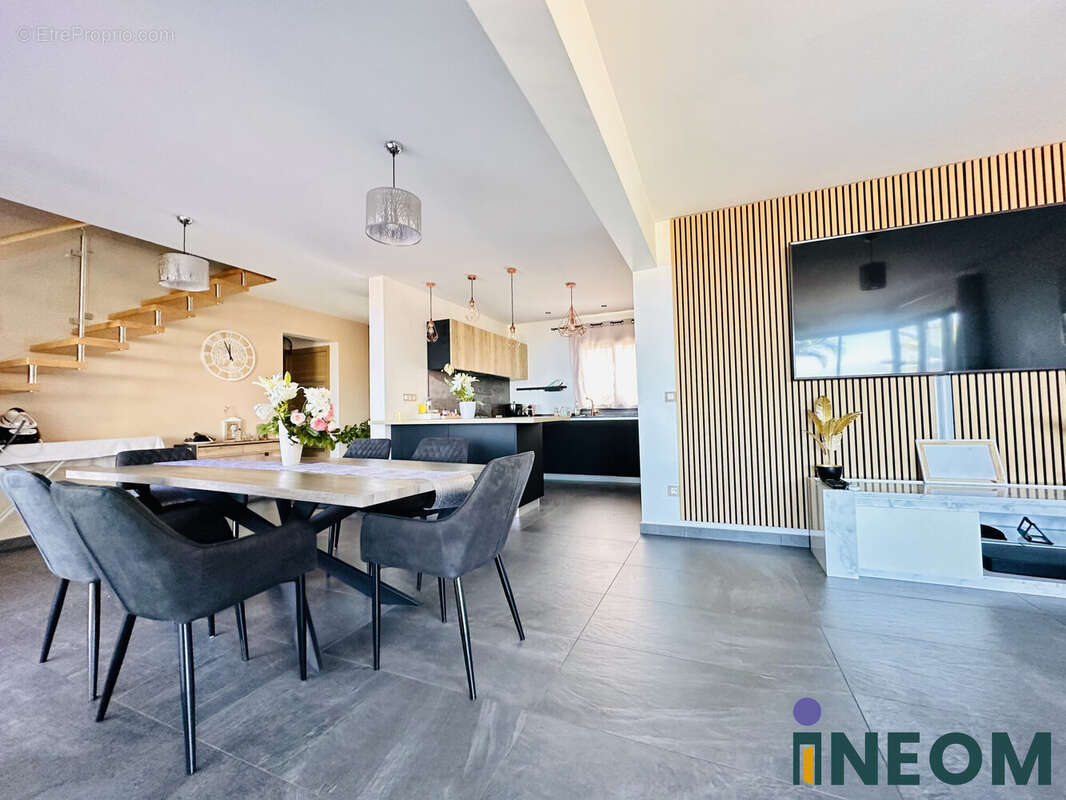 Maison 250 m² à Le Port  - photo 6