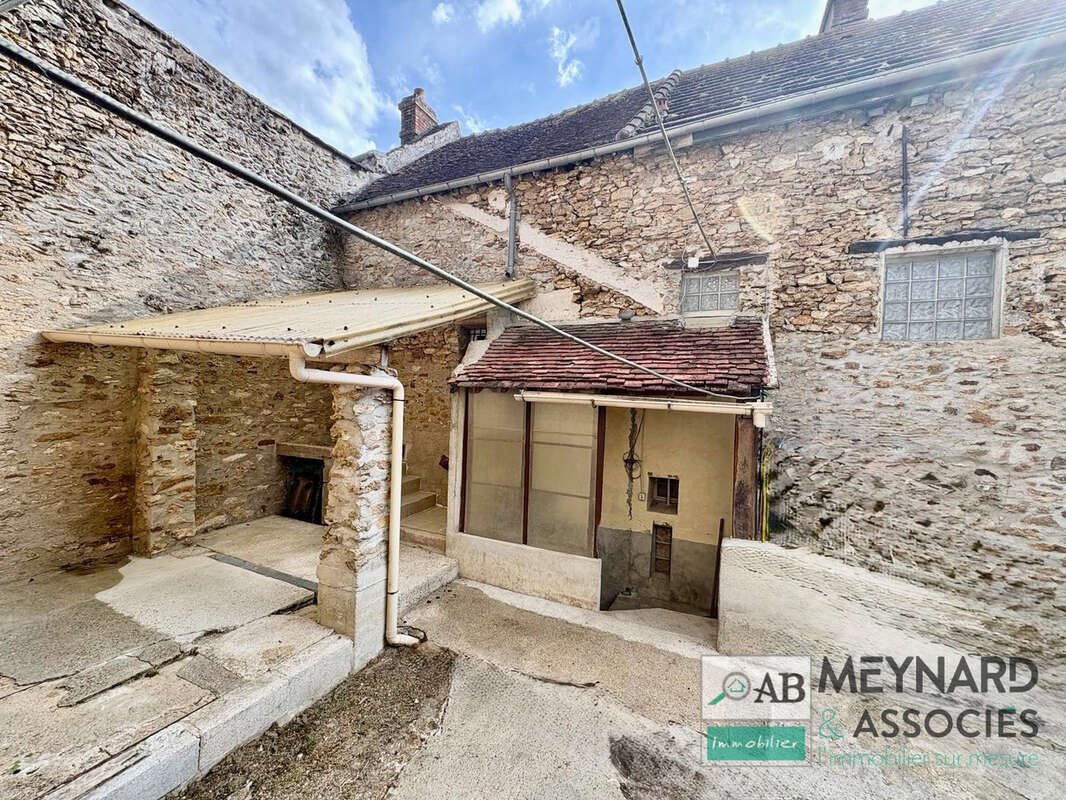 A vendre à MAUPERTHUIS Briarde de 97.81 m2 rénovée en partie avec ses dépendances sur 280 m2 terrain . - photo 11