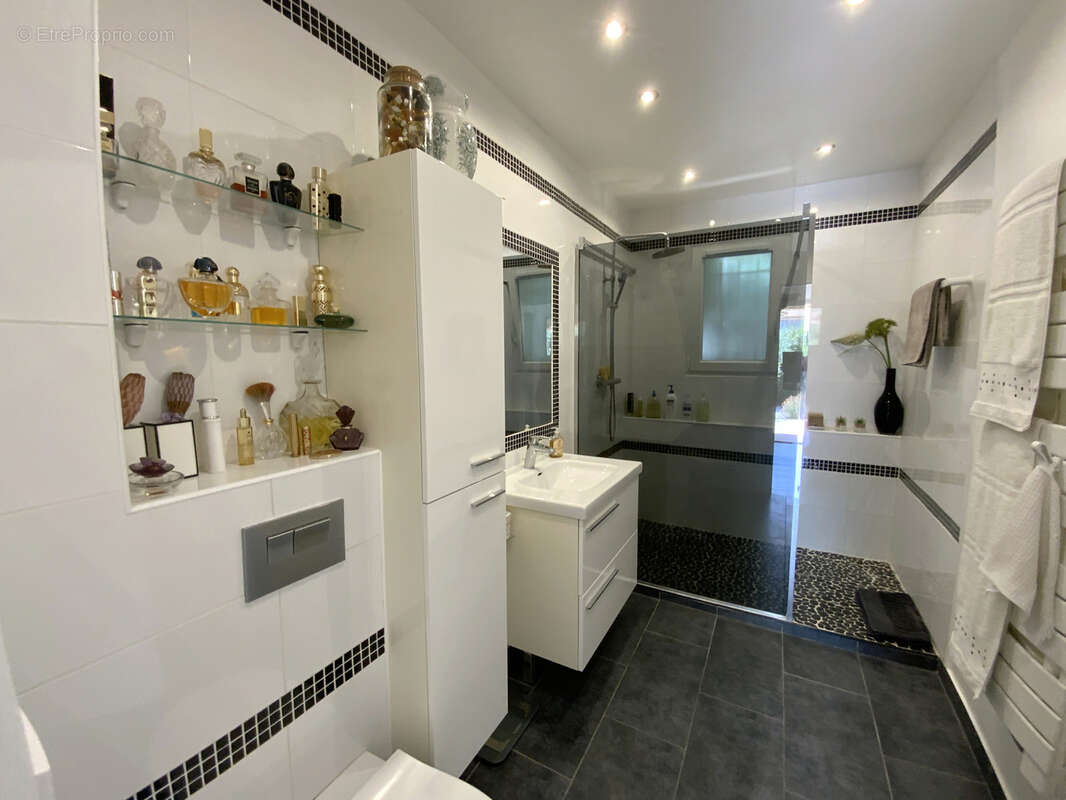 Villa de plain pied dans un quartier résidentiel d'Uzès sur un terrain de 1500 m2 avec piscine. - photo 17