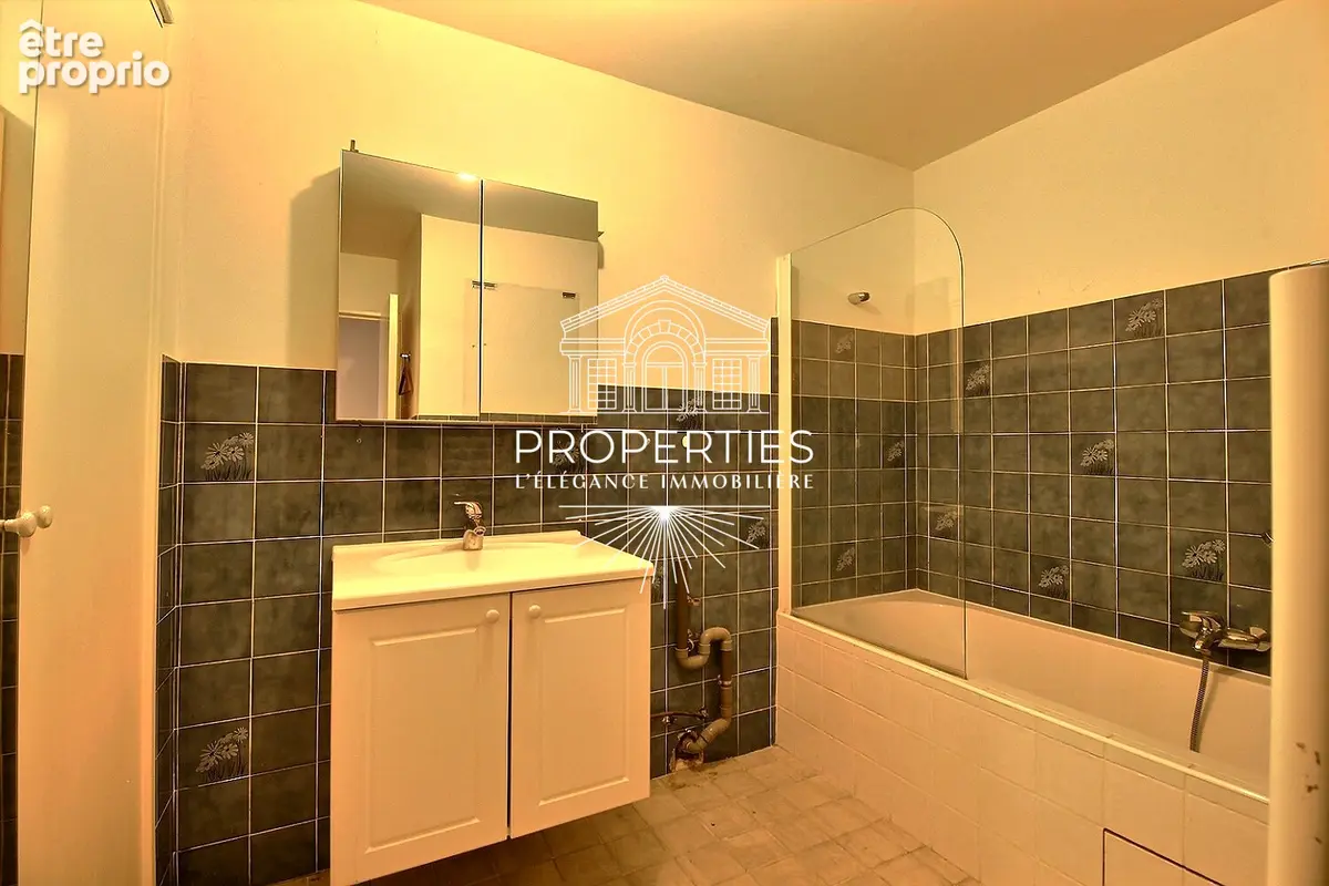 Sainte-maxime - centre ville - t3 traversant - 73m² - balcons - ascenseur - cave - photo 6