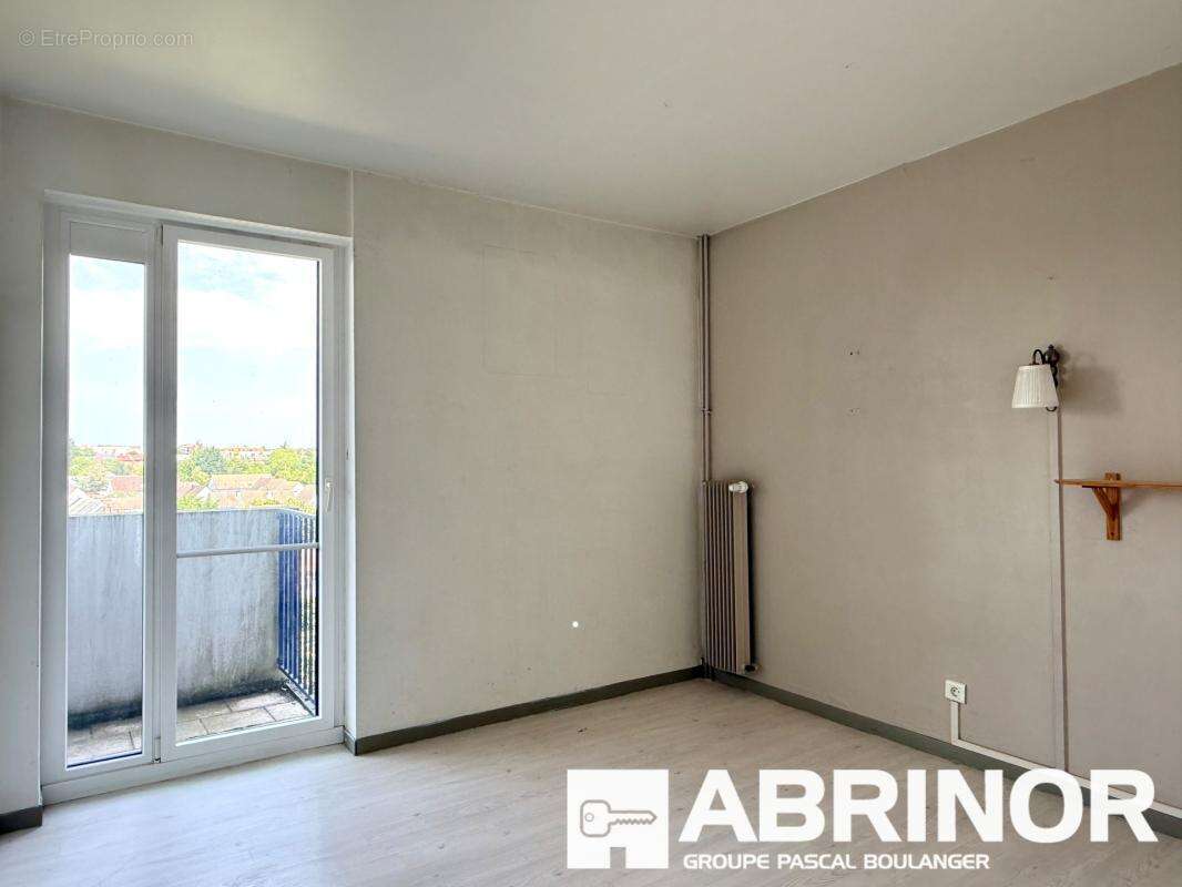 Superbe t4 traversant 90 m² — vue étang & tour perret, plein sud - photo 3