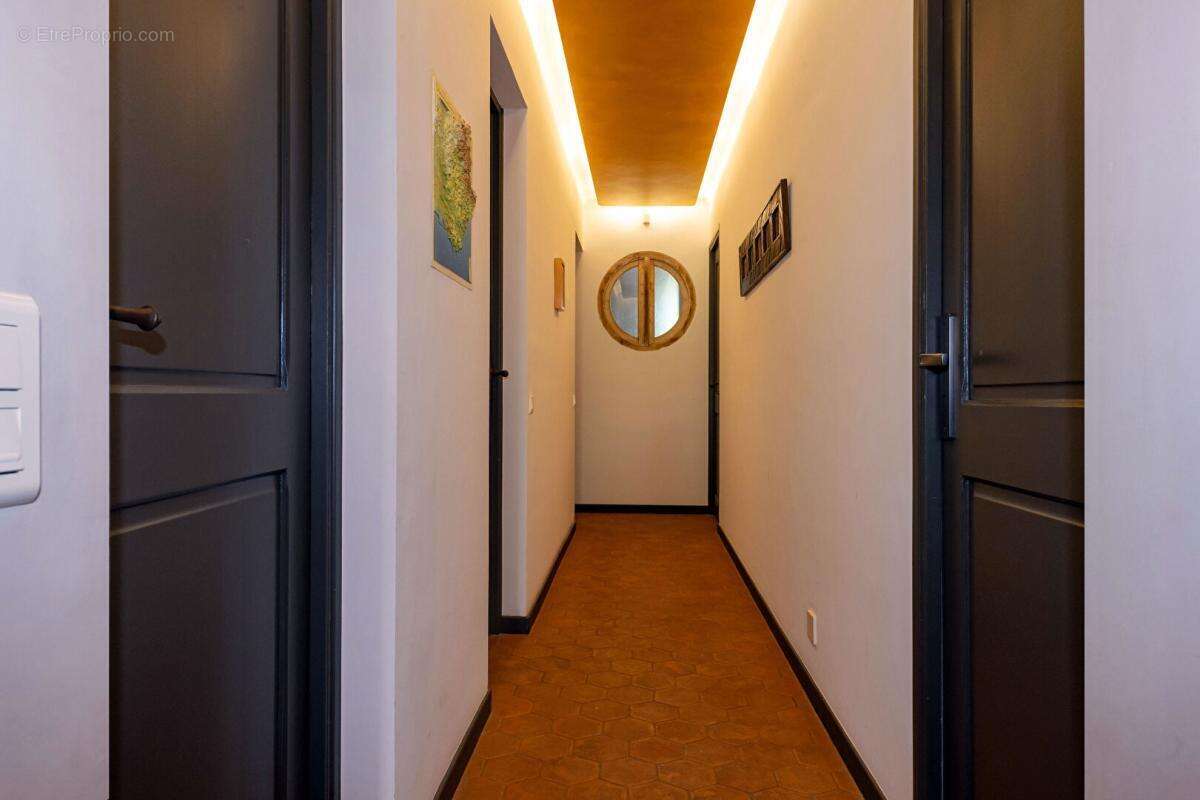 FREJUS - Hameau de Valescure - Villa 175 m² , dépendance, 4 chambres - photo 8