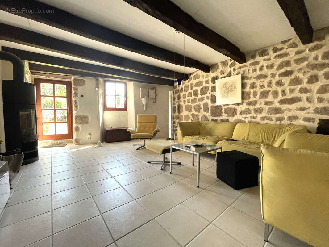 Bâtisse en pierre avec 4.1ha 326 m2 - photo 9