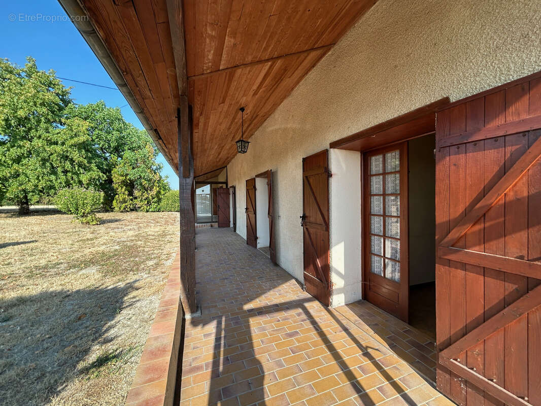 Maison, 3 chambres, 2000 m2 de terrain, garage. - photo 2