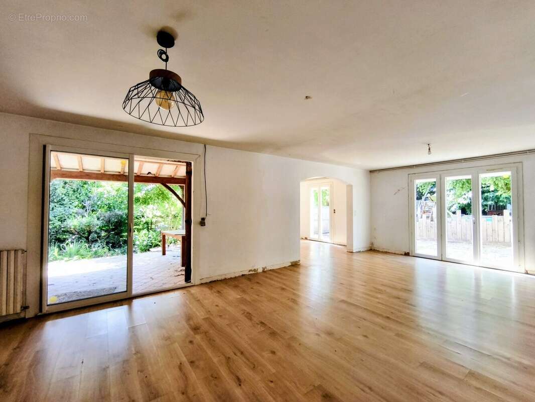 Maison 250 m² à Lussac  - photo 4