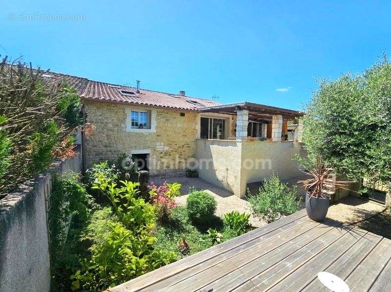 Maison à MAGNAC-SUR-TOUVRE