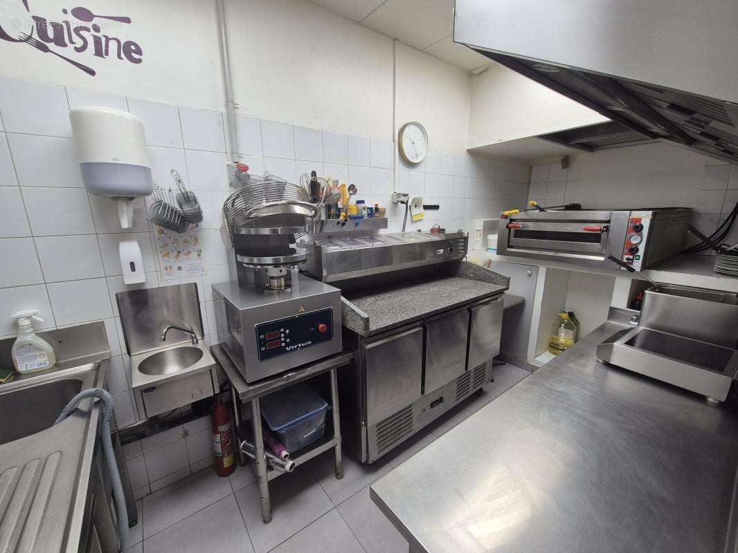 Commerce à CHATEAUNEUF-VILLEVIEILLE