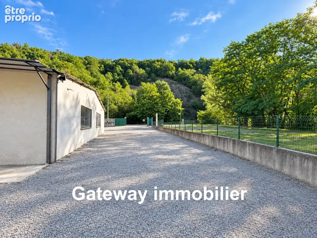 A vendre ensemble immobilier entrepôts/bureau 3346m2 à 03300 cusset - photo 2