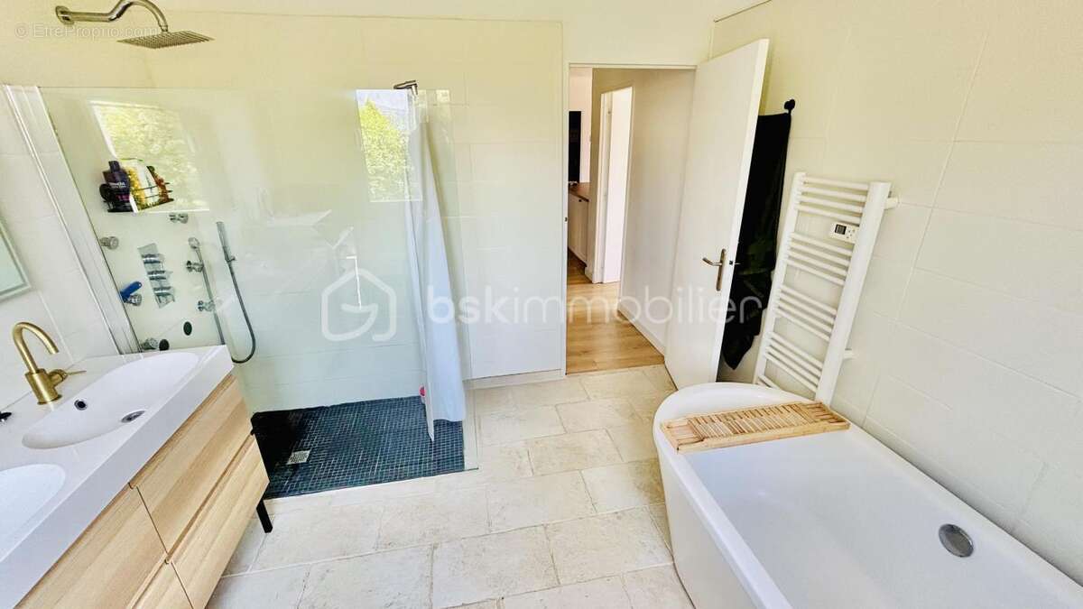 Vence – Centre à pied : maison individuelle 200 m², 4 chambres, domotique & panneaux solaires - photo 10