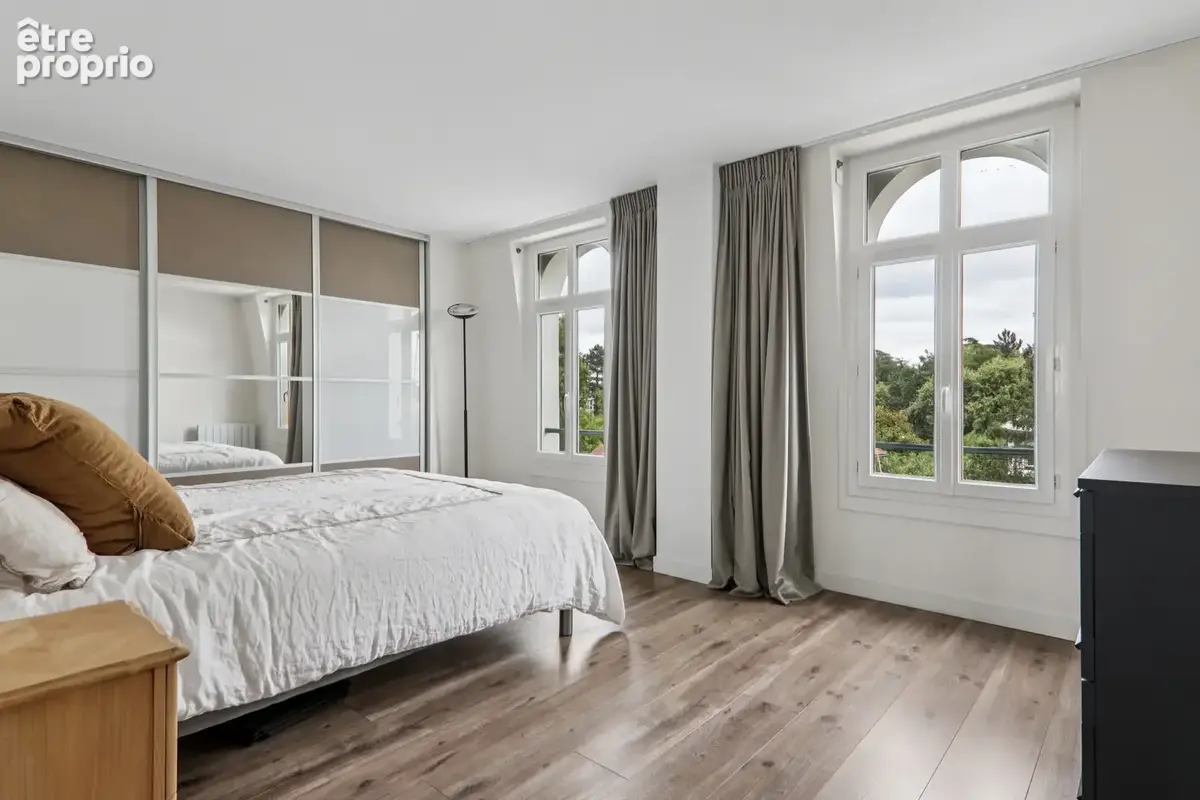 Appartement au dernier étage d'une maison bourgeoise avec dépendance et jardin. - photo 6