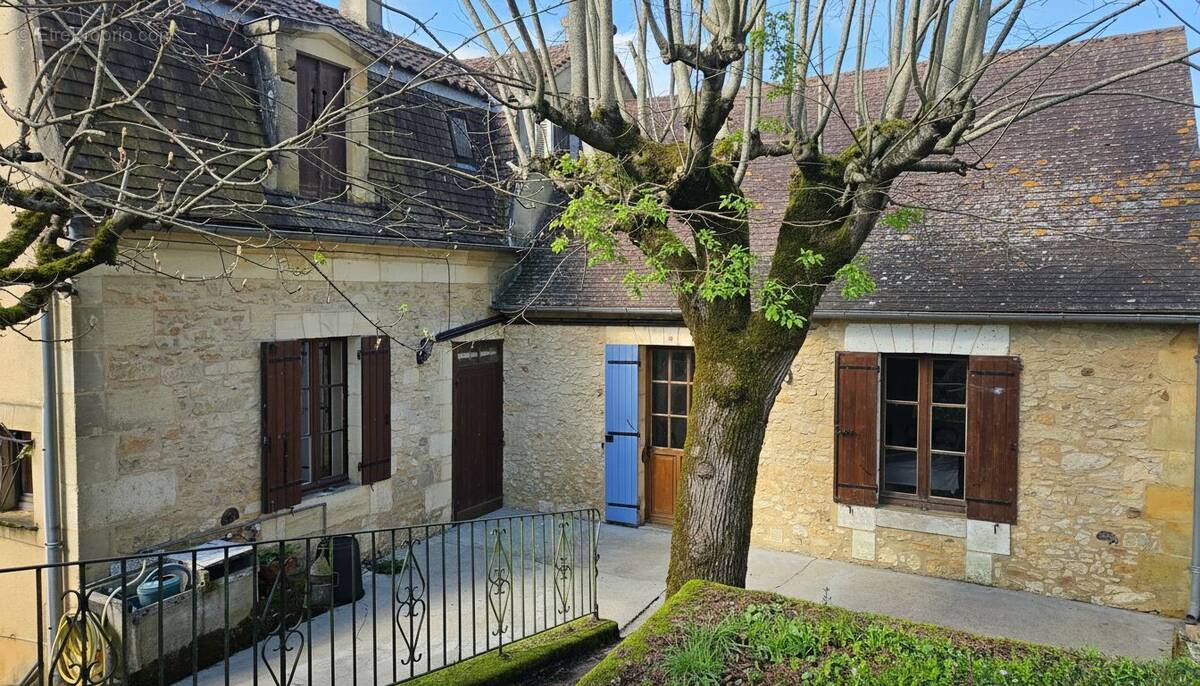 Ensemble immobilier de deux maisons avec fort potentiel ! - photo 1