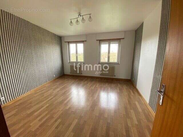 Immeuble comprenant un local commercial et deux appartements - photo 5