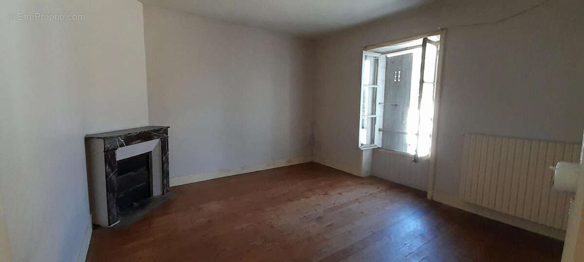 Une chambre - Maison à LA COQUILLE