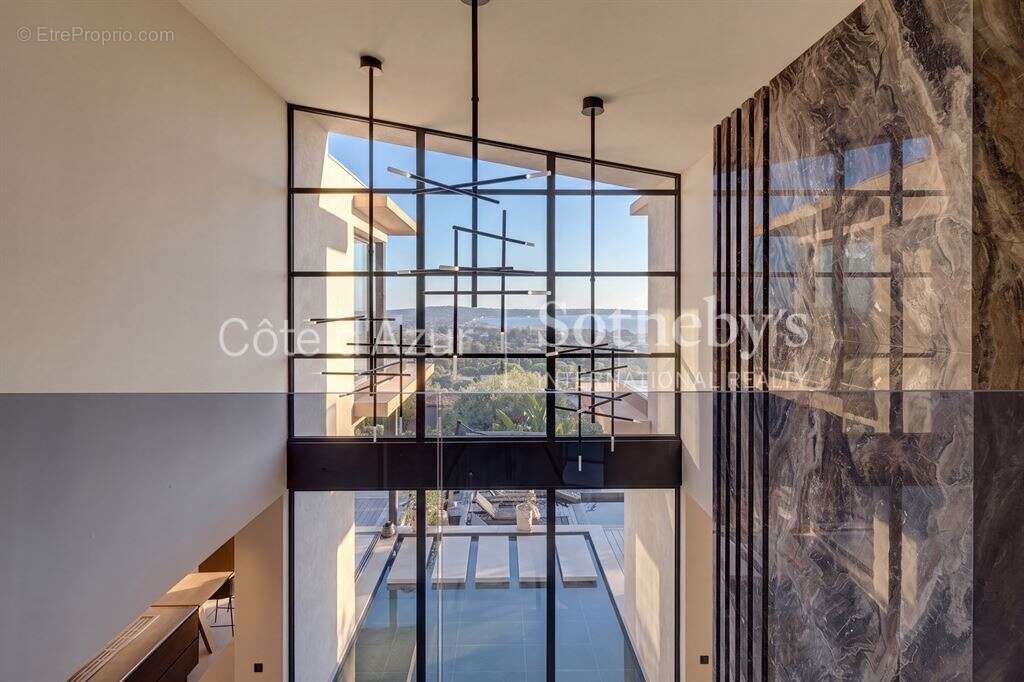 Vallauris, villa d'architecte contemporaine de 433 m² avec cinq suites, piscine miroir - photo 9