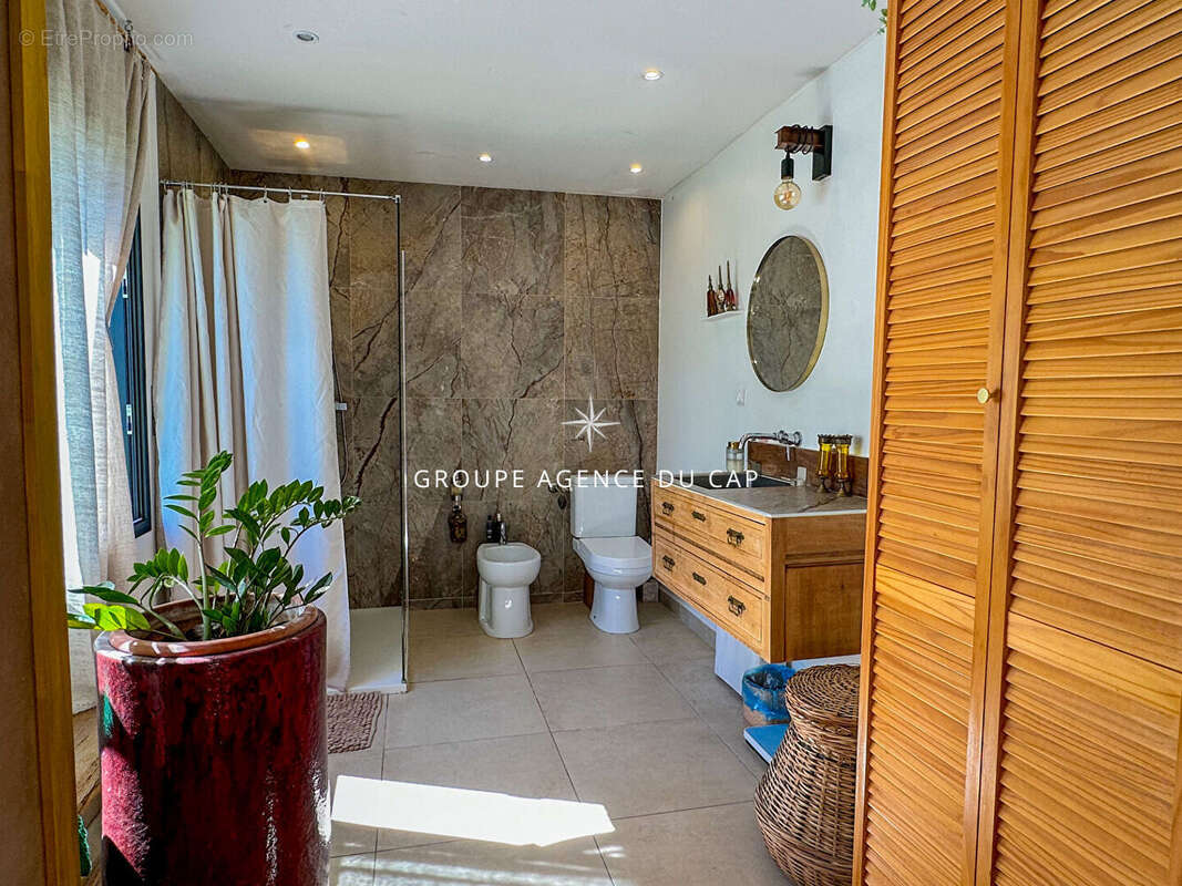 A vendre villa 168m² 5 chambres en suite appartement independant et communiquant piscine et mer a 400m, à15min a pied du centre  - photo 12