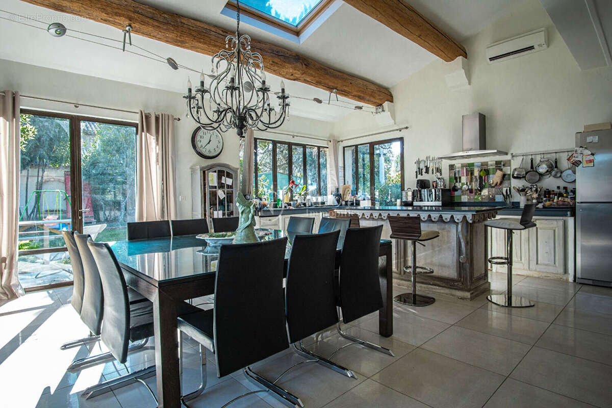 Propriété d'exception à vendre avec vue sur le château de Lagnes . - photo 3