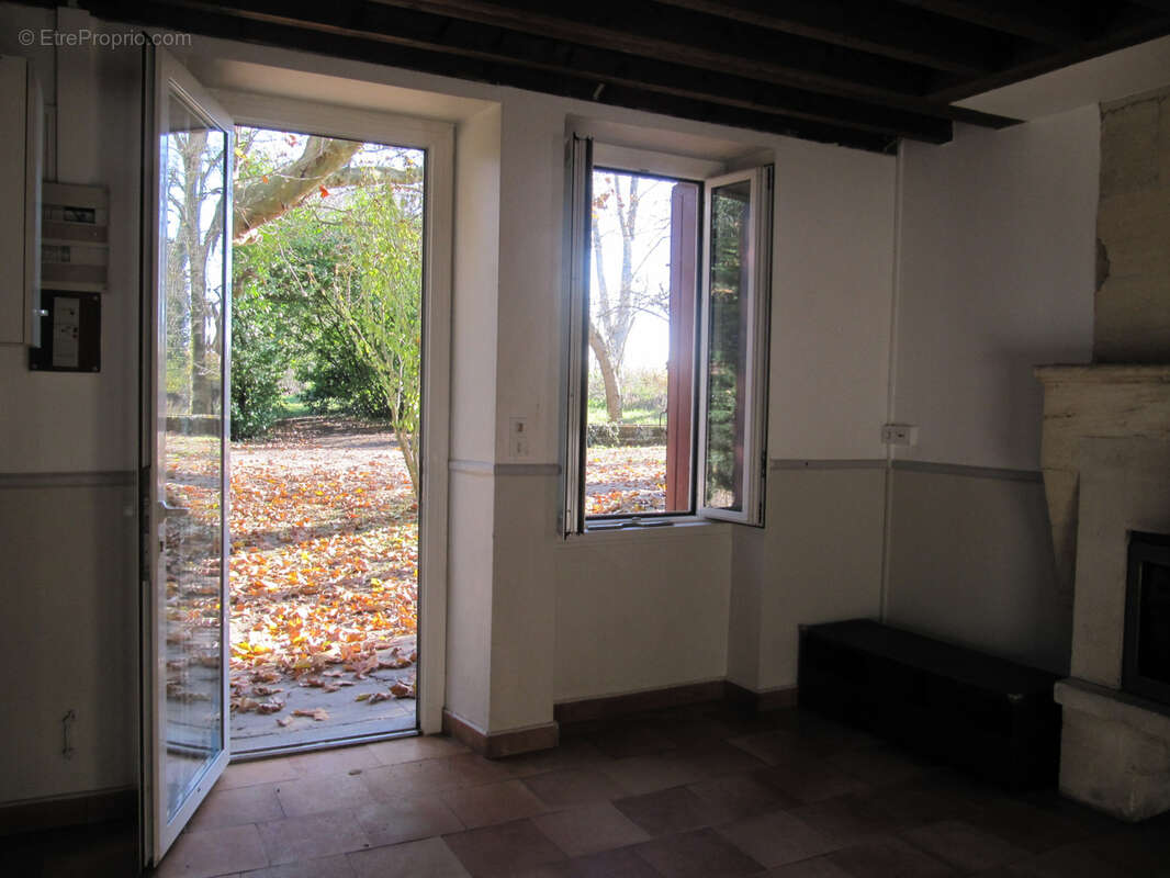 Appartement à PRIGNAC-ET-MARCAMPS